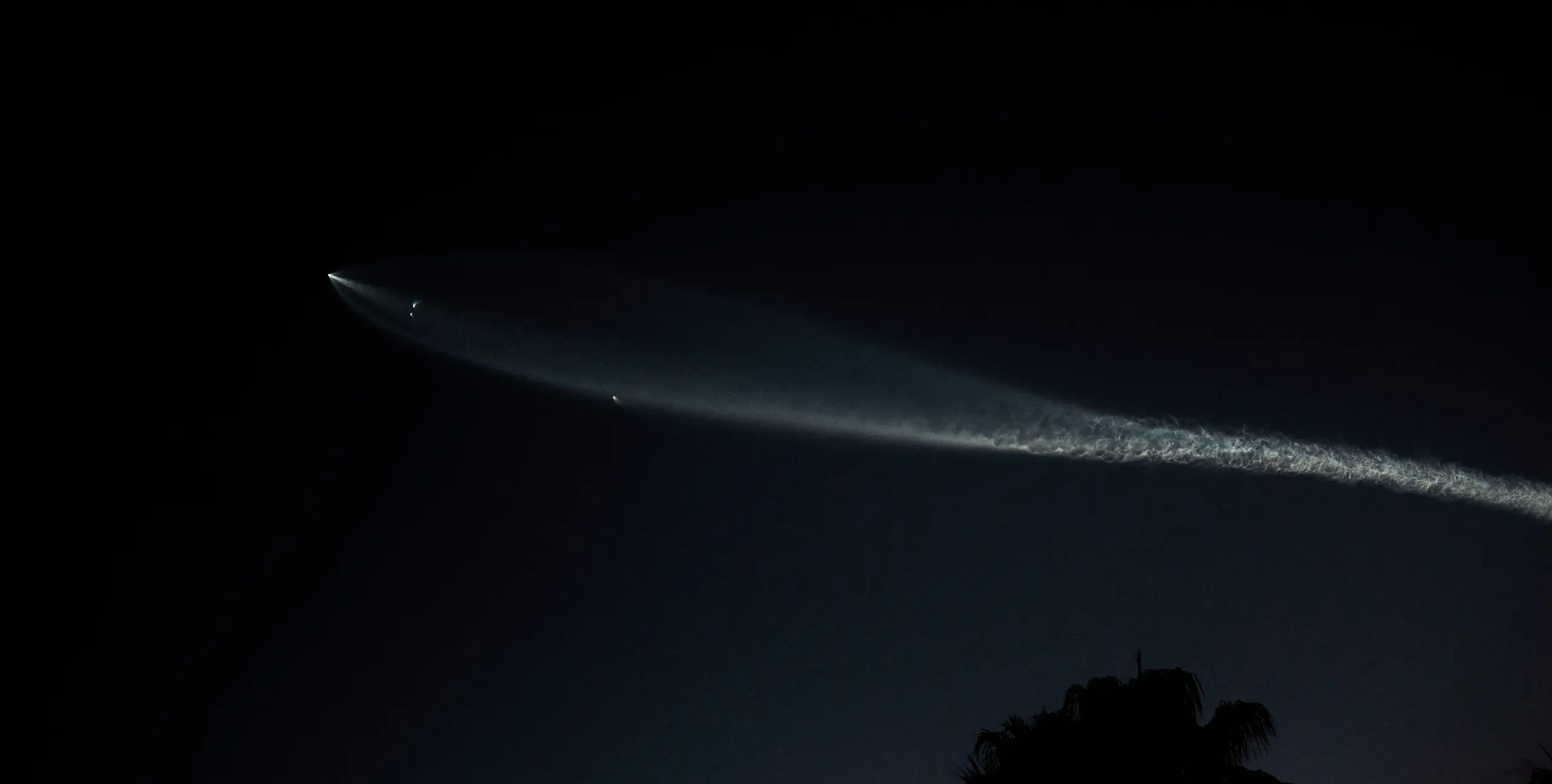 Bright rocket trail in night sky